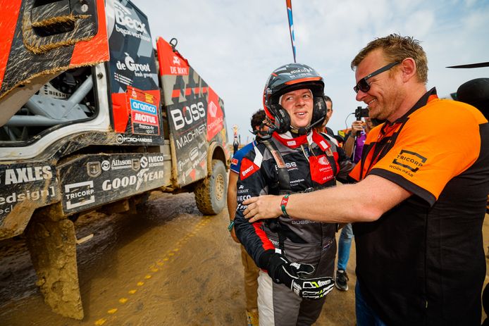Een dolblije teameigenaar Gerard de Rooy (rechts) vangt aan de eindstreep Janus van Kasteren op, die hem opvolgt als laatste Nederlandse eindwinnaar in de Dakar Rally.