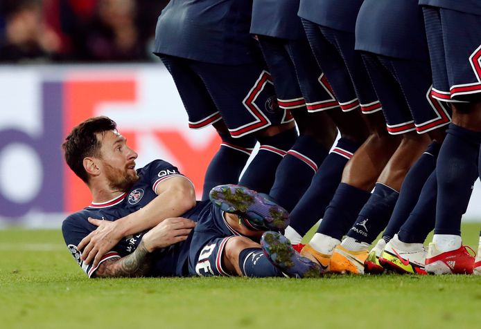 Lionel Messi als muurligger.