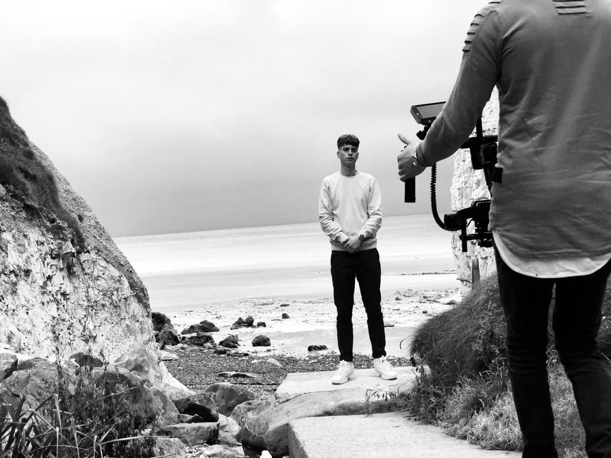 Rapper Pjotr uit Zutphen scoort uit het niets een zomerhit | Foto ...