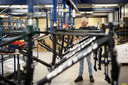 Oud-wierlerprof Gerard Veldscholten monteert een racefiets op de werkvloer bij Intersens.