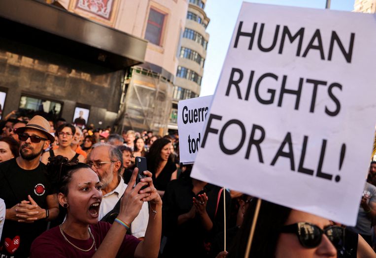 Protest in Madrid vanwege de dood van zeker 23 overleden migranten in de Spaanse exclave Melilla.  Beeld Reuters