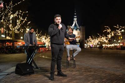 Hazal kan amper geloven dat Ammar (25) nu bekende zanger is: ‘Wie wil er nou met mijn broer op de fo