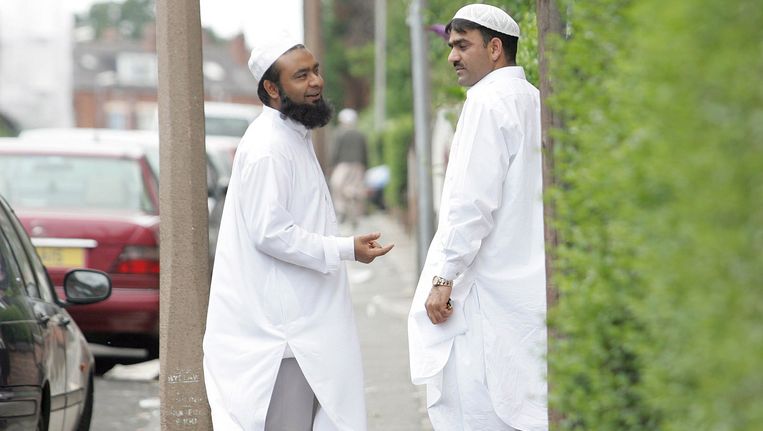 Twee moslims op straat in Londen. Beeld afp