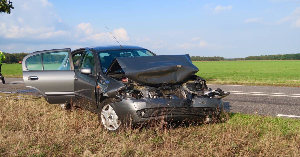 Auto in de kreukels en inzittenden gewond na kop-staartbotsing in Alphen.