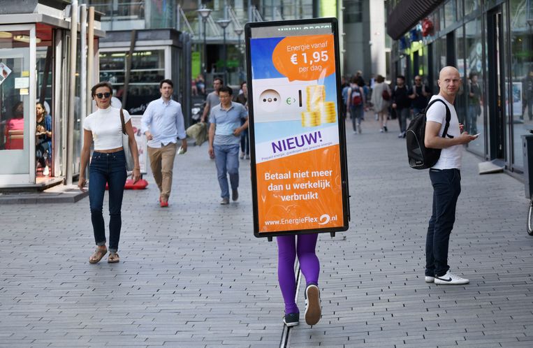 Een lopend reclamebord voor EnergieFlex in het centrum van Rotterdam.  Beeld ANP / Peter Hilz