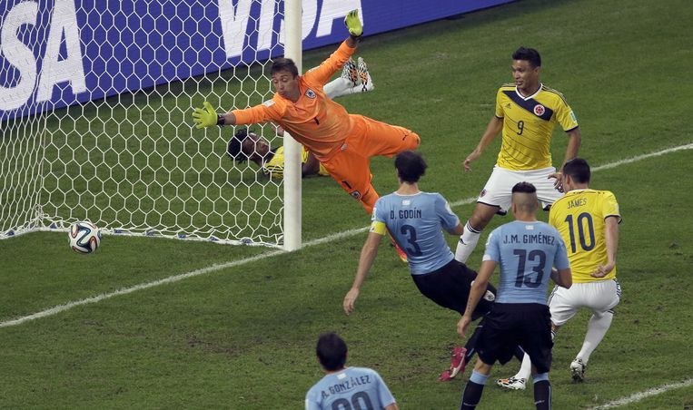 James Rodriguez scoort namens Colombia in de wedstrijd tegen Uruguay. Beeld ap