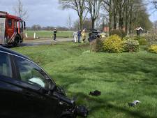 Twee auto's in de sloot na ongeluk in buitengebied van Vriezenveen, vrouw gewond naar ziekenhuis
