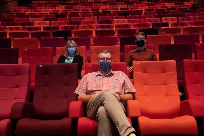 ARCHIEFBEELD: Karen Van Schuerbeeck (programmatie), directeur Wim Breydels en schepen Robbe De Wilde in de zaal van CC Nova.