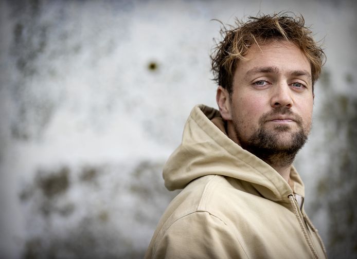 Portret van singer-songwriter Tim Knol.