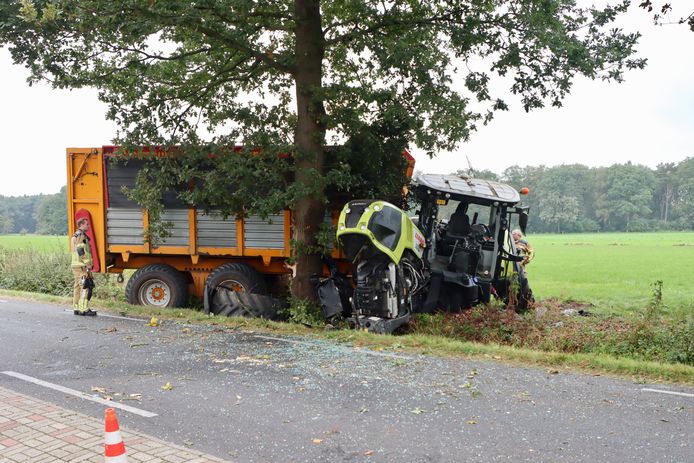 De tractor met een silagewagen voor de maisoogst als aanhanger, kwam tot stilstand tegen een boom in Oud Ootmarsum. De bestuurder is gered door omstanders, de tractor raakte zeer zwaar beschadigd.