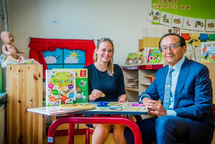 De Van Ostadeschool begint als eerste school in Nederland met een pre-school voor kinderen tot vier jaar.