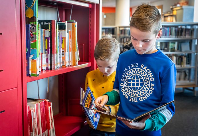 Jonge bezoekers van de bibliotheek Helmond-Peel