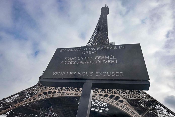 Archiefbeeld ter illustratie. Een foto genomen door een glazen paneel toont een digitaal billboard met de tekst: "wegens staking, Eiffeltoren gesloten, Esplanade is open, onze excuses."