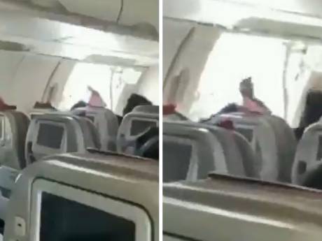Un passager ouvre la porte d'un avion d'Asiana Airlines quelques minutes avant l’atterrissage