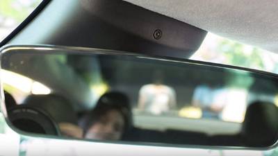 Waarom Tesla-rijders de ‘geheime’ camera in hun auto maar beter kunnen afplakken