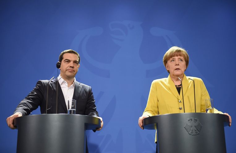 De Duitse bondskanselier Angela Merkel en de Griekse premier Alexis Tsipras. Beeld EPA