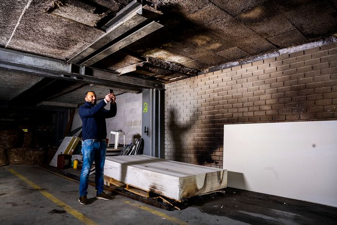 Mustapha Chahie van moskee Assalam neemt de schade op in het gebouw aan de Antwerpseweg in Gouda, dat wordt omgebouwd tot moskee en waarin in de nacht van vrijdag op zaterdag brand werd gesticht.