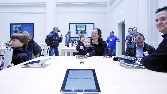 Een iPad in de vorige week geopende Applewinkel in Amsterdam.