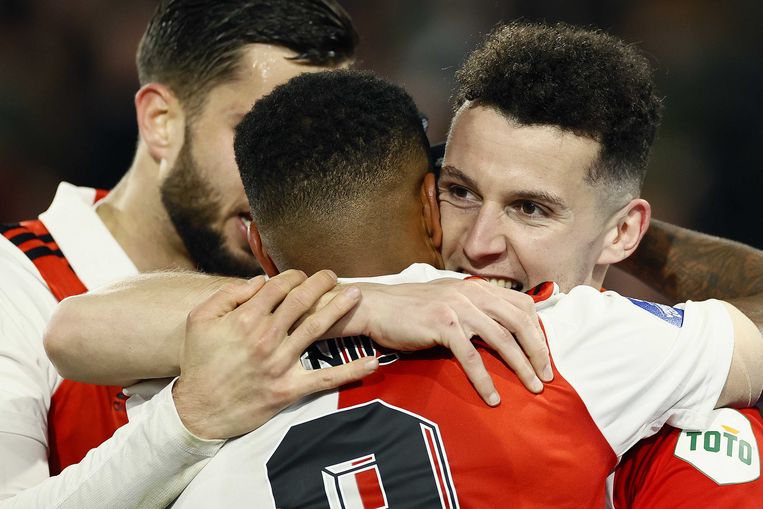 Feyenoorder Oussama Idrissi viert de 1-0 met zijn teamgenoten. Beeld ANP