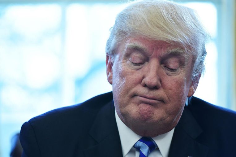 Donald Trump geeft toelichting aan de pers in 'the oval office' na het falen van zijn zorgwet. Beeld afp