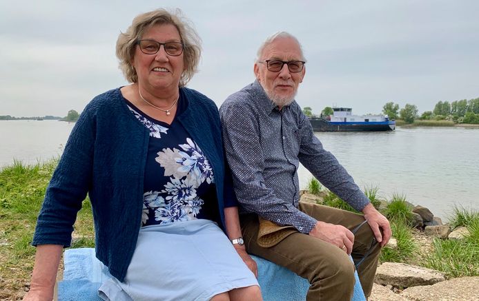 Lijnie en Bart Witzier zijn 42 jaar getrouwd en geregeld samen te vinden aan de Lek waar ze een vast stekkie hebben om samen naar schepen te kijken. 'We zijn gelukkig samen en samen gelukkig.'