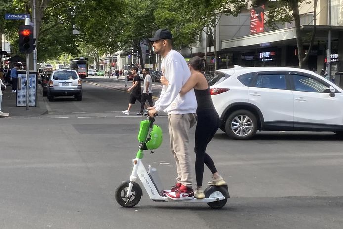 Nick Kyrgios met zijn liefje Costeen Hatzi per e-scooter op Elizabeth street in Melbourne. De helm hoeft niet.