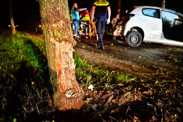 Auto botst tegen boom in Riethoven