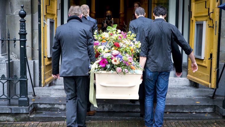 De kist met het lichaam van schrijver Joost Zwagerman wordt kerkgebouw De Duif op de Prinsengracht in Amsterdam binnengedragen. De schrijver beroofde zichzelf op 51-jarige leeftijd van het leven Beeld anp