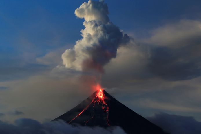 Vandaag stroomde er lava uit de krater van de vulkaan Mayon.