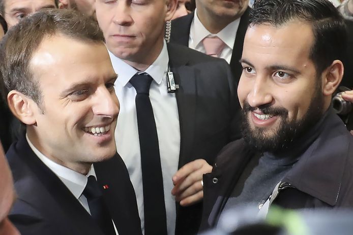 President Macron wordt geflankeerd door zijn voormailge veiligheidsmedewerker Alexandre Benalla