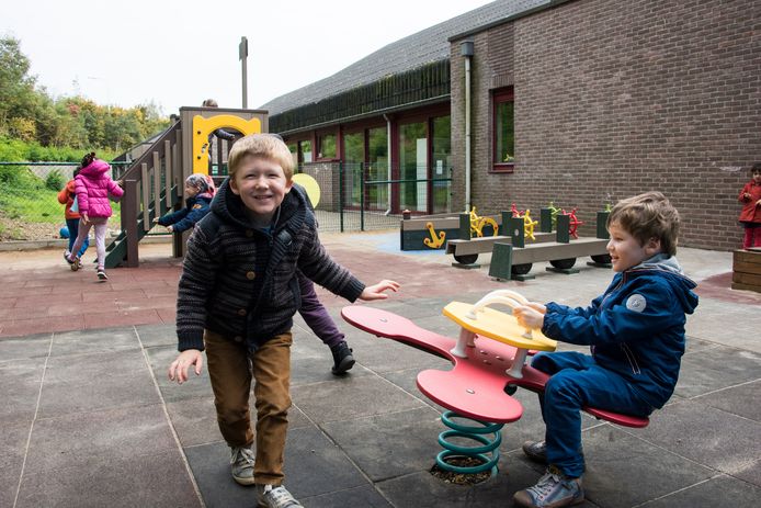 Kindjes op de speelplaats De Bremberg.