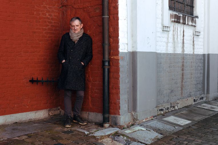 Erwin Mortier: ‘Er blijft veel ongewis over wat mijn grootoom Marcel daar aan het Oostfront precies uitspookte. Maar dat hij daar niet zomaar peren stond te snoeien, is duidelijk.’ Beeld Damon De Backer
