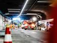 Grote bedrijvigheid in de Heinenoordtunnel. Op drukke dagen zijn er tweehonderd mensen aan het werk.