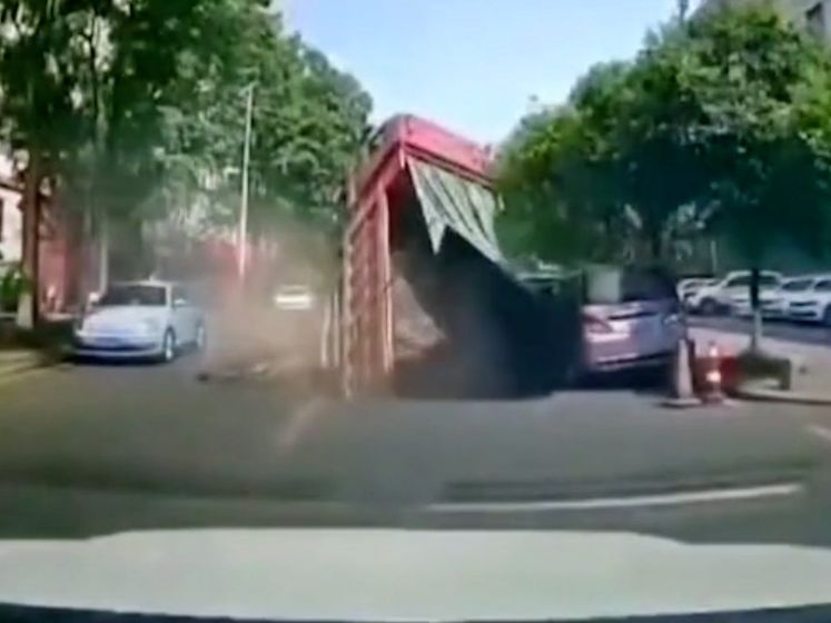 Vrachtwagen in China verdwijnt plotseling in zinkgat
