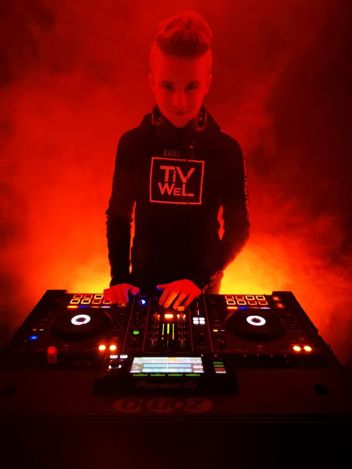 Timo in actie als DJ Tivwel.