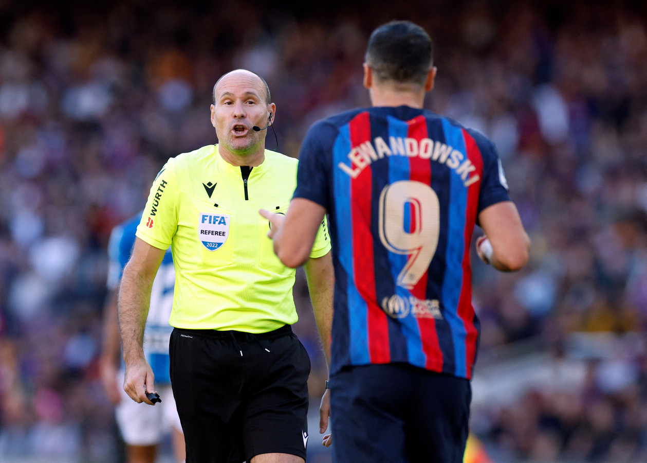 Mateu Lahoz in gesprek met Robert Lewandowski.