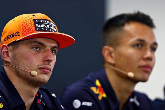 Max Verstappen naast zijn nieuwe teamgenoot Alexander Albon.