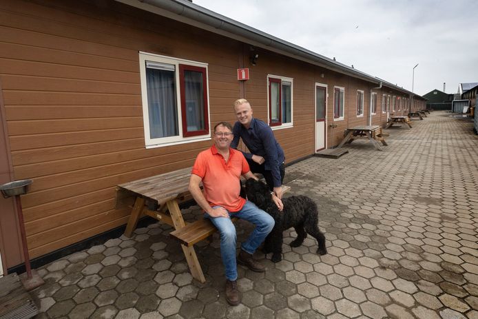 Aspergeteler Adriaan van Meijl (links) wil onderkomens bouwen voor 150 arbeidsmigranten. Rechts op de foto is zijn zoon Rick.