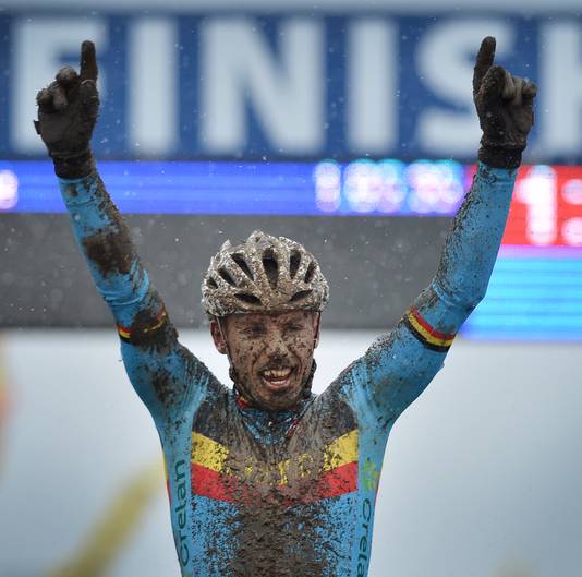 Sven Nys lève les bras en franchissant la ligne d'arrivée