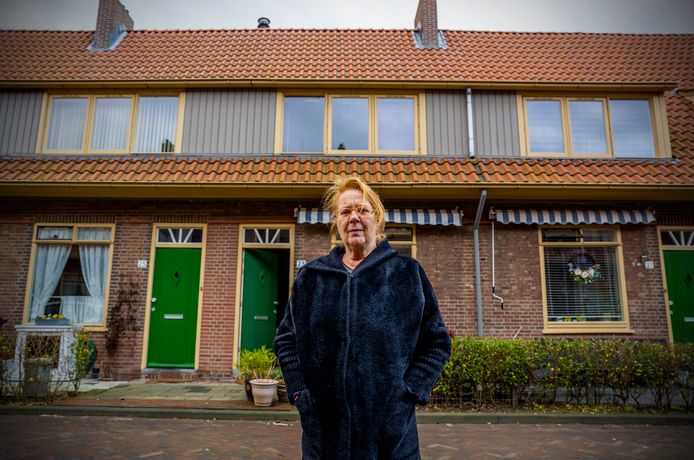 Het huisje van Astrid Moerman in Vreewijk is keurig gerenoveerd, maar het dak is nog steeds niet helemaal gerepareerd na de zware storm van vorig jaar. Op de foto is het niet te zien, maar bovenop het dakraam ontbreken achttien dakpannen.