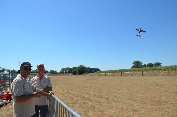 Ondervoorzitter Gunther Ferket en voorzitter Willy Bogaert op de fly-in van de 20-jarige modelluchtvaartclub 'The Little Wings’ uit Heldergem (Haaltert).