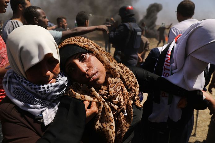 Een gewonde Palestijnse vrouw wordt weggedragen van de grens met Israël na massademonstraties in mei, waarbij zeker 41 Palestijnen gewond raakten.
