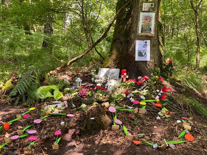 Aan de boom liggen een pak bloemen, kaarsen en zelfs blikjes bier die wellicht ter plaatse voor hem zijn leeggedronken.