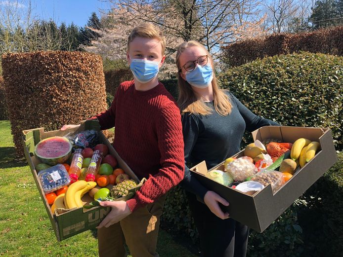 Alex (19) en Julie (22) Dingemans verdelen met 'happyfoodboxes' pakketten met groenten en fruit, charcuterie, vlees of verse vis aan winkelprijs in Schilde en omstreken.