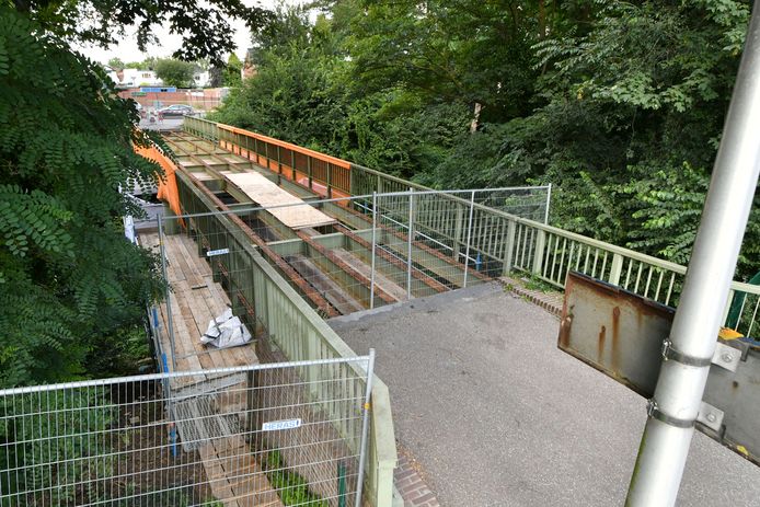 De Oosterbrug aan de Oostveenweg blijft nog zeker nog 6 december gesloten.
