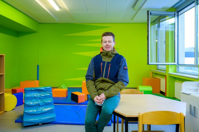 Reinout Remmery, coördinator van Eerstelijnszone Dender, in één van de lokalen van wat het nieuwe vaccinatiecentrum voor kinderen moet worden: "We willen een kindvriendelijke omgeving voor deze campagne".