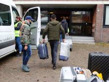 Nieuwe groep vluchtelingen arriveert bij opvanglocatie in Gorinchem: ‘Thank you Holland’