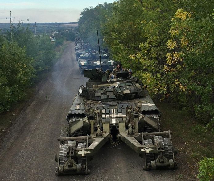 Oekraïense militair bestuurt tank tijdens snelle opmars van het Oekraïense leger.