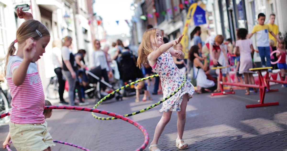 Van hoepelen tot spijkerpoepen OudHollandse spelletjes tijdens Buitenspeeldag bij het