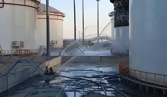 Brand in Russische olietanks door Oekraïense droneaanval